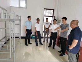 校长张力在校长助理邵晓康和威廉希尔官